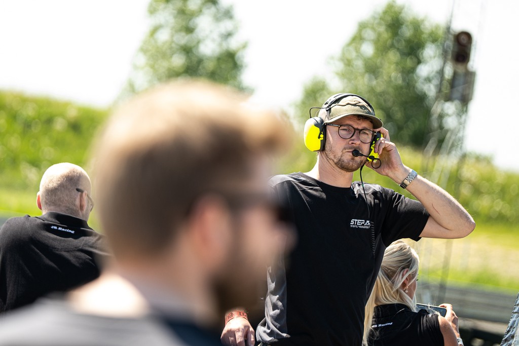 Teamchef Morten Dons glæder sig til at se Silas Rytter udvikle sig i løbet af sæsonen. I denne weekend har den unge nordjyde en varm tjans.
(Foto: Kim Gripping)